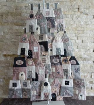 Genähter Adventskalender Stoffhäuser Weihnachtsdorf altrosa grau