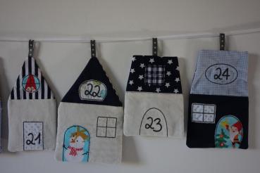 Genähter Adventskalender Stoffhäuser Weihnachtsdorf in blau