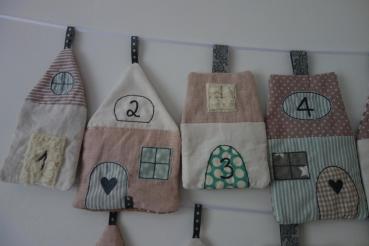 Genähter Adventskalender Stoffhäuser Weihnachtsdorf altrosa pastell