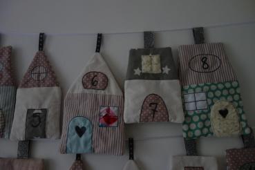 Genähter Adventskalender Stoffhäuser Weihnachtsdorf altrosa pastell