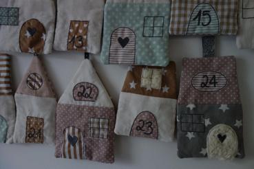 Genähter Adventskalender Stoffhäuser Weihnachtsdorf altrosa pastell