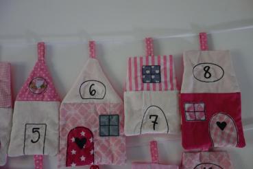 Genähter Adventskalender Stoffhäuser Weihnachtsdorf rosa pink