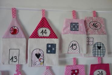 Genähter Adventskalender Stoffhäuser Weihnachtsdorf rosa pink