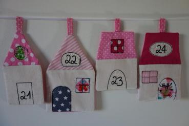 Genähter Adventskalender Stoffhäuser Weihnachtsdorf rosa pink