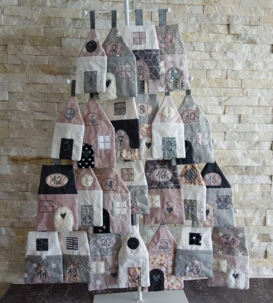Genähter Adventskalender Stoffhäuser Weihnachtsdorf altrosa grau
