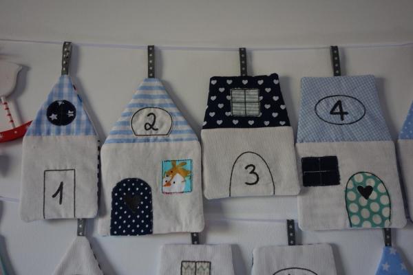 Genähter Adventskalender Stoffhäuser Weihnachtsdorf in blau