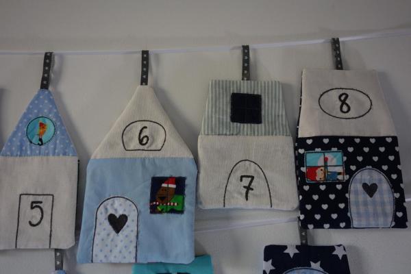 Genähter Adventskalender Stoffhäuser Weihnachtsdorf in blau
