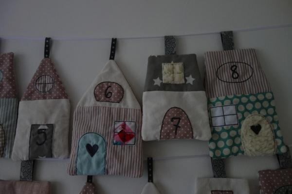 Genähter Adventskalender Stoffhäuser Weihnachtsdorf altrosa pastell