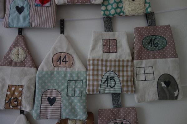 Genähter Adventskalender Stoffhäuser Weihnachtsdorf altrosa pastell