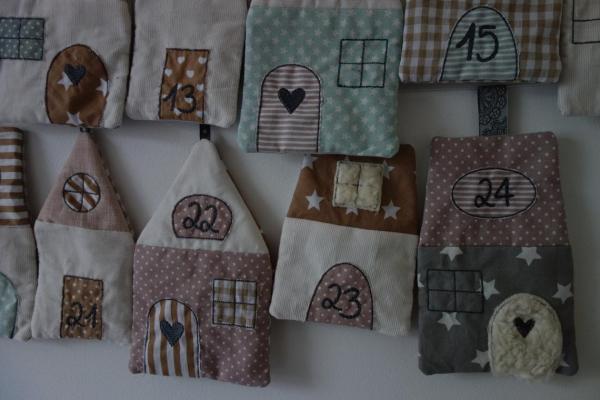 Genähter Adventskalender Stoffhäuser Weihnachtsdorf altrosa pastell