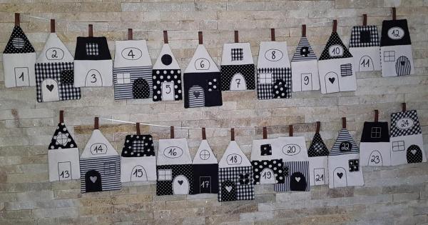 Adventskalender aus 24 Stoffhäusern