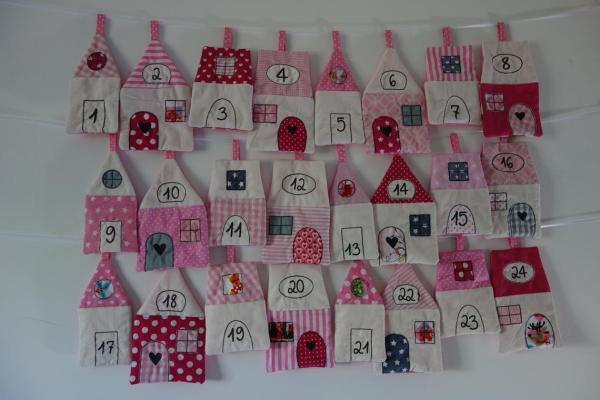 Genähter Adventskalender Stoffhäuser Weihnachtsdorf rosa pink