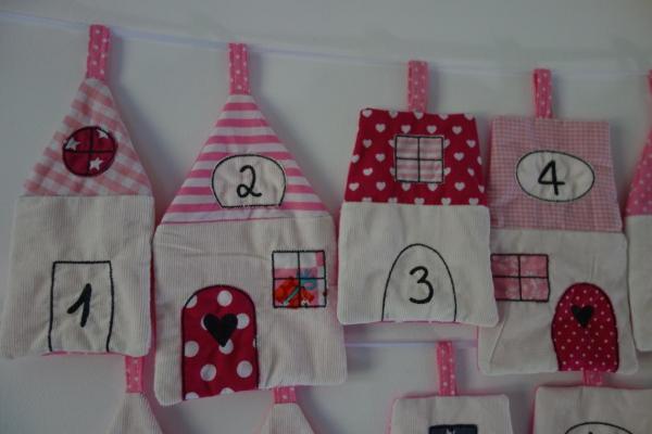 Genähter Adventskalender Stoffhäuser Weihnachtsdorf rosa pink