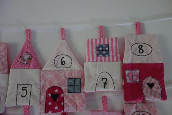 Genähter Adventskalender Stoffhäuser Weihnachtsdorf rosa pink