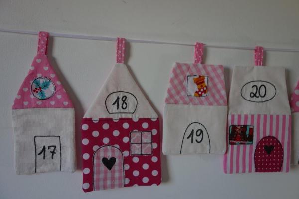 Genähter Adventskalender Stoffhäuser Weihnachtsdorf rosa pink