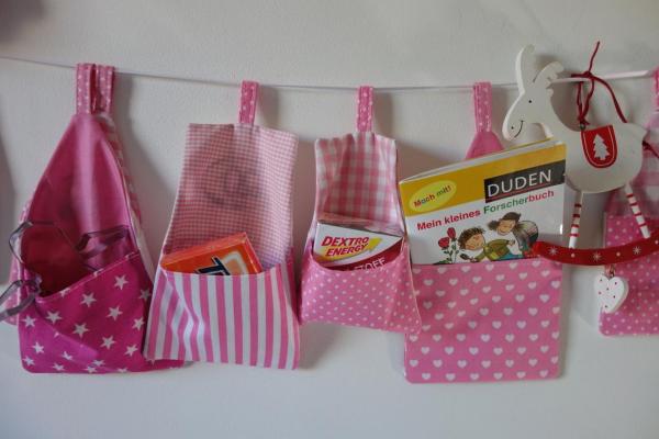 Genähter Adventskalender Stoffhäuser Weihnachtsdorf rosa pink