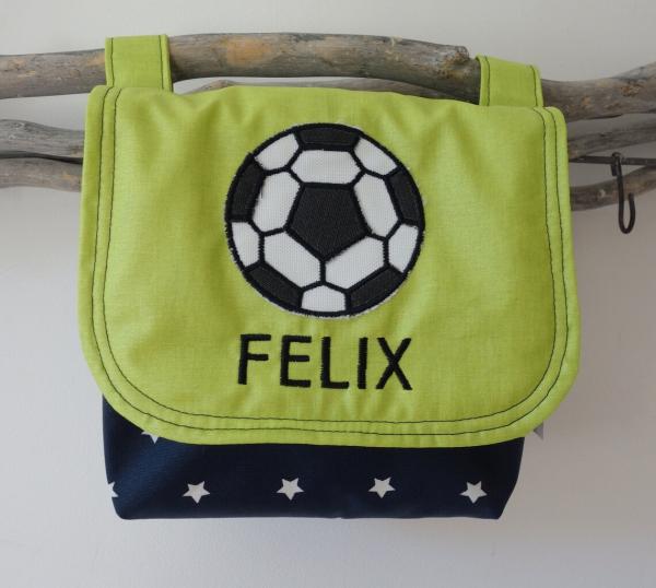 wasserfeste Lenkertasche mit Klappe Fußball mit Wunschname grün navy