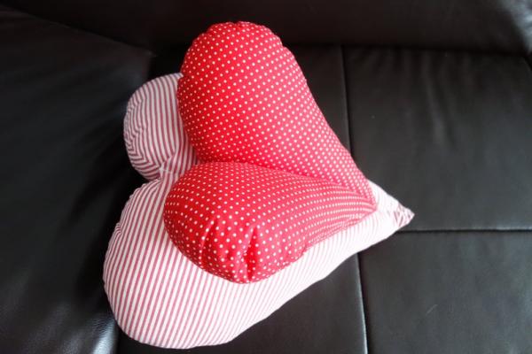 Nackenkissen Leseherz Herzkissen rot, Wunschname wählbar